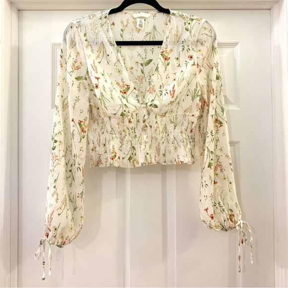 H&M SHORT V-NECK BLOUSE Smocked Balloon Sleeve Cream Floral Sz Small - Picture 2 of 6
